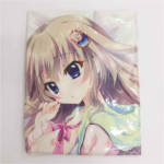 image - 【絵巻本舗】二次元イラストグッズ特化型買取専門店 Close-up of an anime girl with large blue eyes and blonde hair, wearing a pink bow and decorative hairpin.